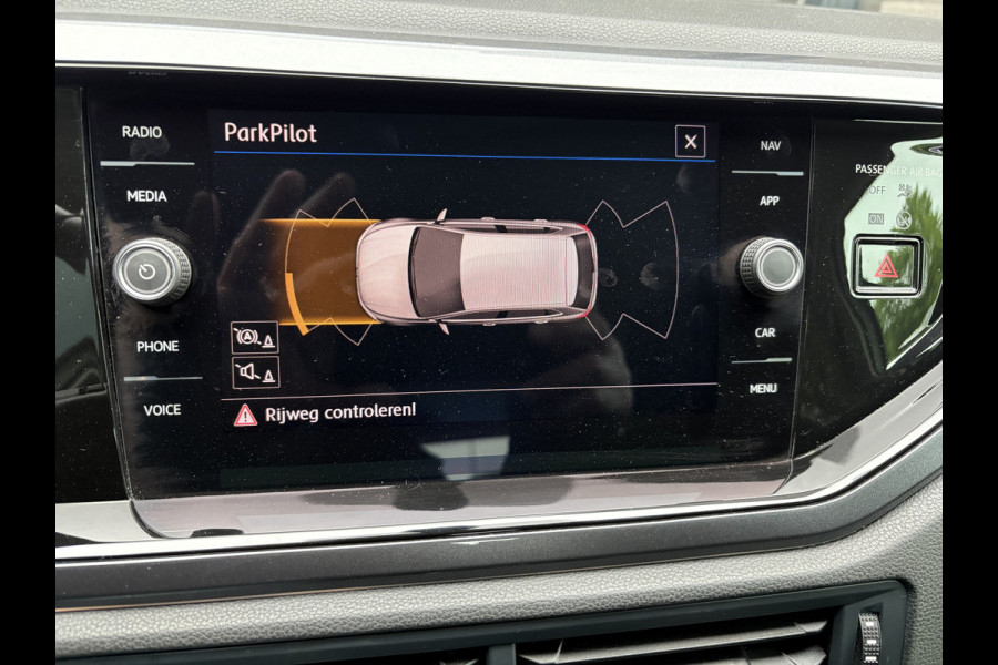 Volkswagen Polo 1.0 TSI Highline Airco - Apple carplay - Navigatie - Parkeersensoren - Parkeer assistent - Cruise control - Licht metalen velgen 16 inch - Lederen versnellingspook - Bluetooth - Led verlichting - Radio - Start/stop systeem - Stuur leder - Stuur multifunctioneel - Elektrische ramen