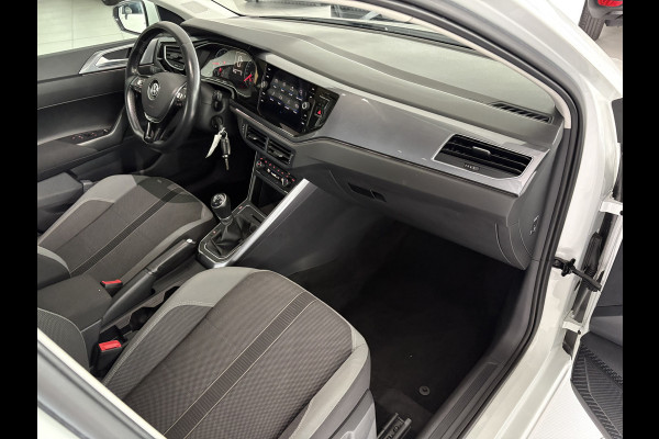 Volkswagen Polo 1.0 TSI Highline Airco - Apple carplay - Navigatie - Parkeersensoren - Parkeer assistent - Cruise control - Licht metalen velgen 16 inch - Lederen versnellingspook - Bluetooth - Led verlichting - Radio - Start/stop systeem - Stuur leder - Stuur multifunctioneel - Elektrische ramen