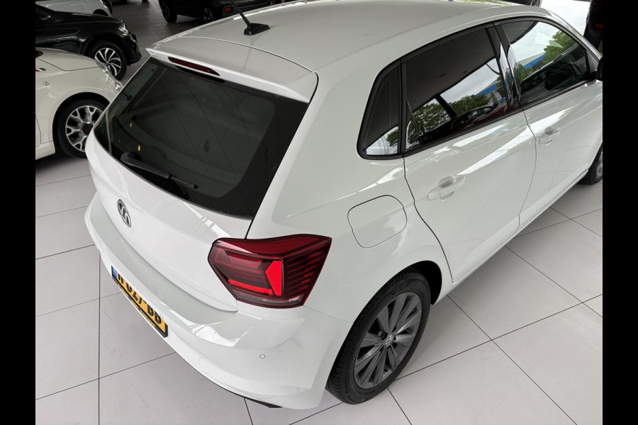 Volkswagen Polo 1.0 TSI Highline Airco - Apple carplay - Navigatie - Parkeersensoren - Parkeer assistent - Cruise control - Licht metalen velgen 16 inch - Lederen versnellingspook - Bluetooth - Led verlichting - Radio - Start/stop systeem - Stuur leder - Stuur multifunctioneel - Elektrische ramen