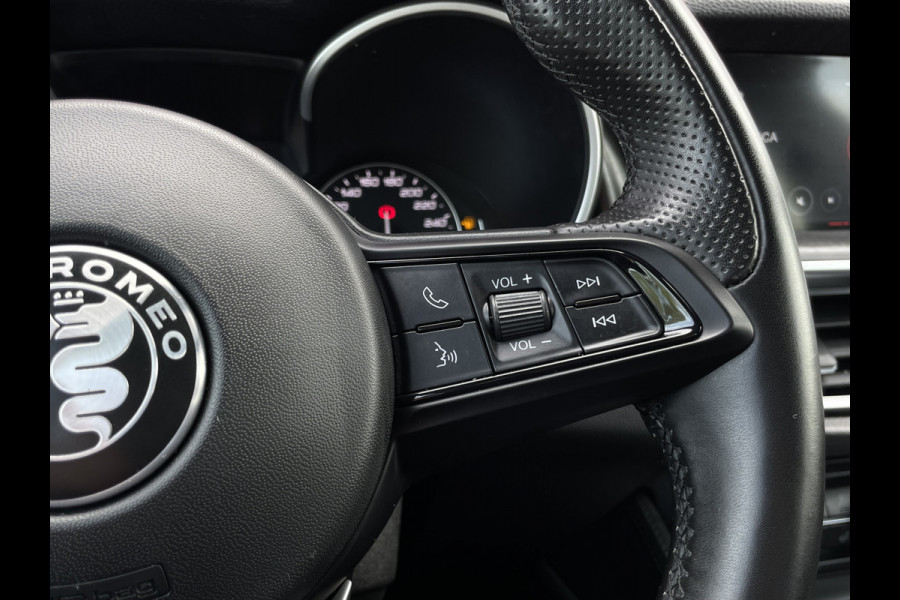 Alfa Romeo Stelvio 2.0 T AWD Ti | Stoel/Stuurverwarming | 20" Velgen | Camera