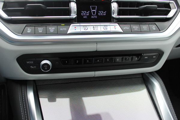 BMW 3 Serie M3 Competition / 360Camera / Carbon / Head-up / Keyless / Leder / 19'' / CarPlay / Dealer onderhouden / Stuur+Stoelverwarming / Dodehoek / DAB / ACC