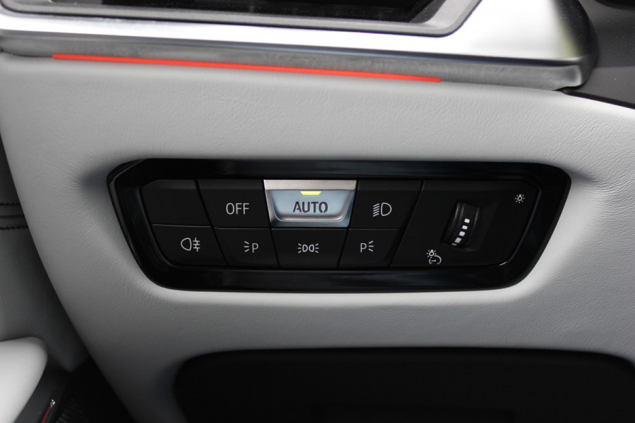 BMW 3 Serie M3 Competition / 360Camera / Carbon / Head-up / Keyless / Leder / 19'' / CarPlay / Dealer onderhouden / Stuur+Stoelverwarming / Dodehoek / DAB / ACC