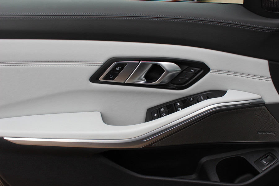 BMW 3 Serie M3 Competition / 360Camera / Carbon / Head-up / Keyless / Leder / 19'' / CarPlay / Dealer onderhouden / Stuur+Stoelverwarming / Dodehoek / DAB / ACC