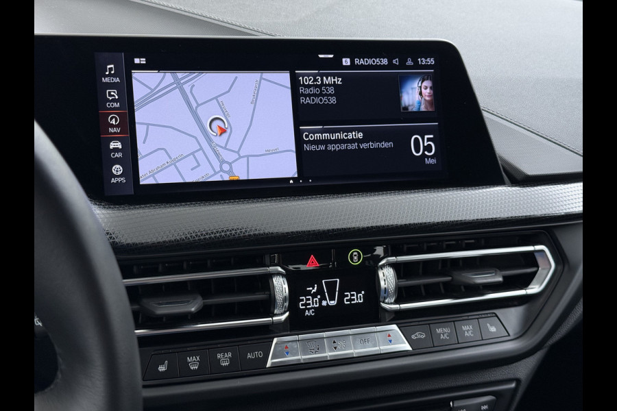 BMW 1-serie 118i AUT-7 Sport Line Apple Carplay Android Navi 1/2 Leer Live cockpit pro Shadow-line Stoelverwarming Ecc Cruise Control Pdc Bu Lmv 17" Led DAB Regen-Lichtsensor Verkeersbord detectie Rijstrooksensor Dealeronderhouden