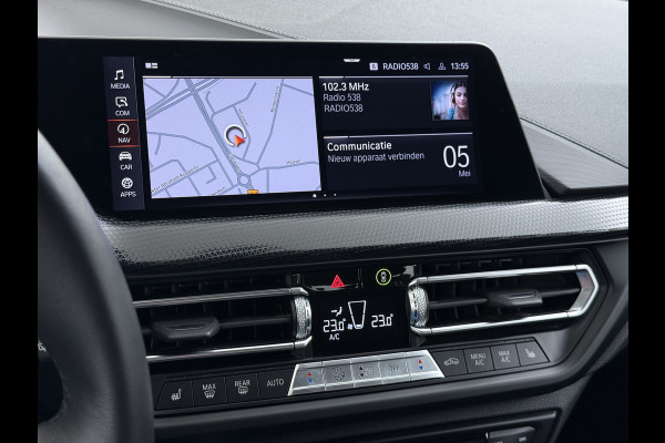 BMW 1-serie 118i AUT-7 Sport Line Apple Carplay Android Navi 1/2 Leer Live cockpit pro Shadow-line Stoelverwarming Ecc Cruise Control Pdc Bu Lmv 17" Led DAB Regen-Lichtsensor Verkeersbord detectie Rijstrooksensor Dealeronderhouden