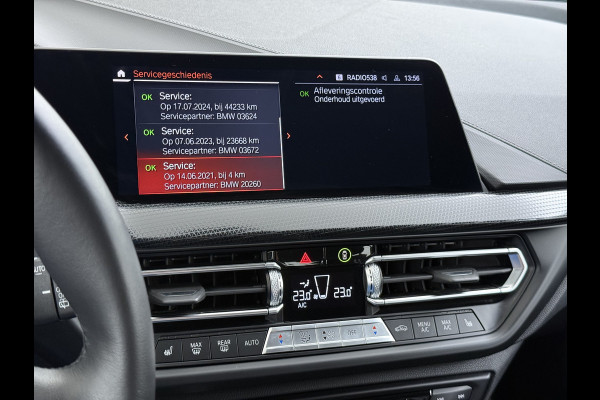 BMW 1-serie 118i AUT-7 Sport Line Apple Carplay Android Navi 1/2 Leer Live cockpit pro Shadow-line Stoelverwarming Ecc Cruise Control Pdc Bu Lmv 17" Led DAB Regen-Lichtsensor Verkeersbord detectie Rijstrooksensor Dealeronderhouden