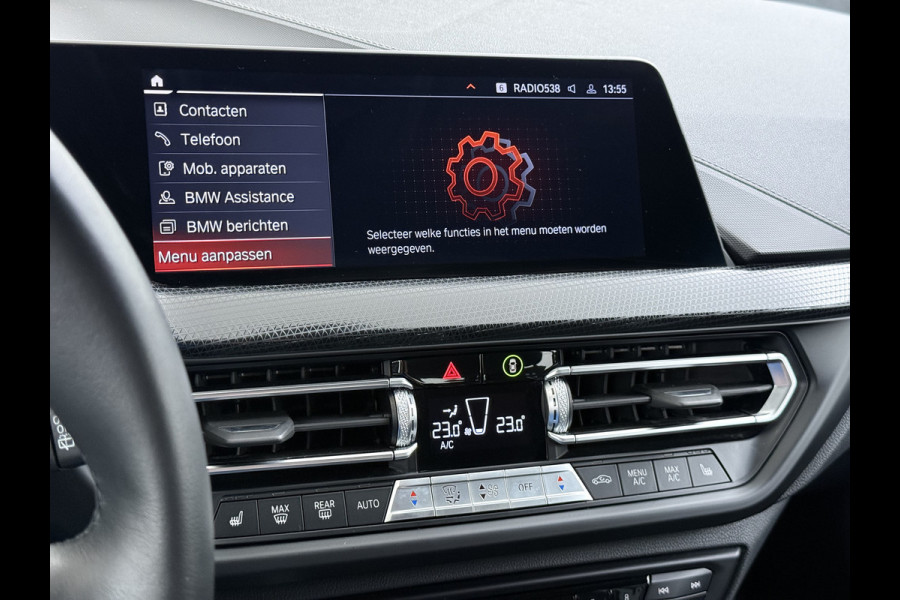 BMW 1-serie 118i AUT-7 Sport Line Apple Carplay Android Navi 1/2 Leer Live cockpit pro Shadow-line Stoelverwarming Ecc Cruise Control Pdc Bu Lmv 17" Led DAB Regen-Lichtsensor Verkeersbord detectie Rijstrooksensor Dealeronderhouden