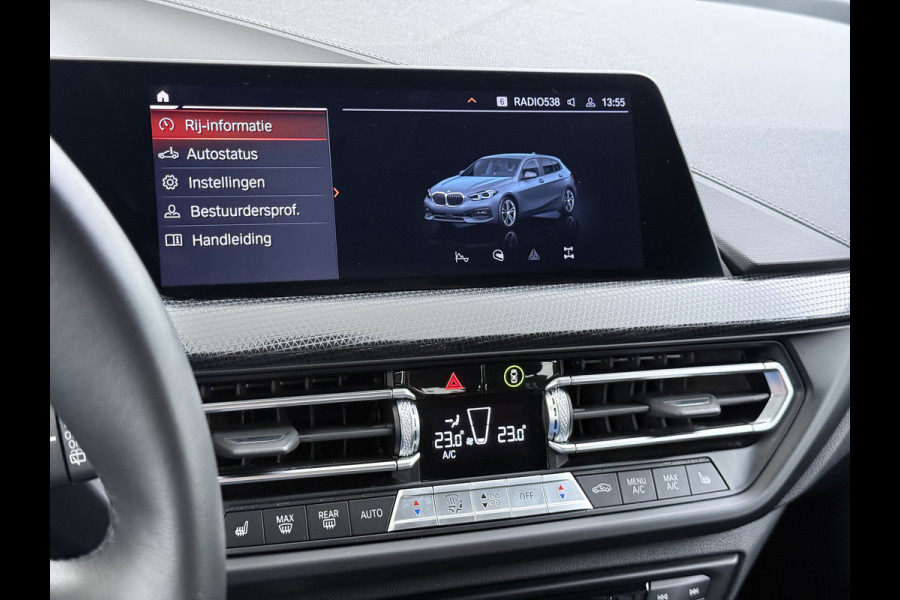 BMW 1-serie 118i AUT-7 Sport Line Apple Carplay Android Navi 1/2 Leer Live cockpit pro Shadow-line Stoelverwarming Ecc Cruise Control Pdc Bu Lmv 17" Led DAB Regen-Lichtsensor Verkeersbord detectie Rijstrooksensor Dealeronderhouden