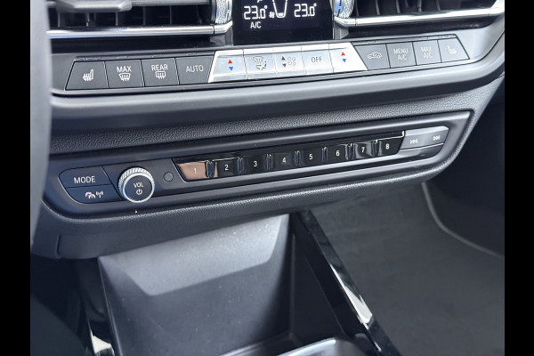 BMW 1-serie 118i AUT-7 Sport Line Apple Carplay Android Navi 1/2 Leer Live cockpit pro Shadow-line Stoelverwarming Ecc Cruise Control Pdc Bu Lmv 17" Led DAB Regen-Lichtsensor Verkeersbord detectie Rijstrooksensor Dealeronderhouden
