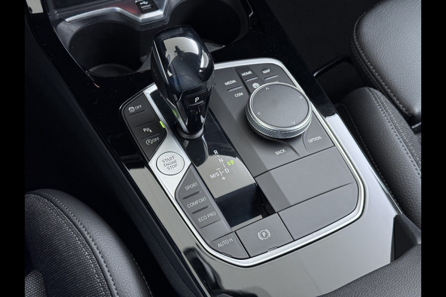 BMW 1-serie 118i AUT-7 Sport Line Apple Carplay Android Navi 1/2 Leer Live cockpit pro Shadow-line Stoelverwarming Ecc Cruise Control Pdc Bu Lmv 17" Led DAB Regen-Lichtsensor Verkeersbord detectie Rijstrooksensor Dealeronderhouden