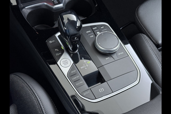 BMW 1-serie 118i AUT-7 Sport Line Apple Carplay Android Navi 1/2 Leer Live cockpit pro Shadow-line Stoelverwarming Ecc Cruise Control Pdc Bu Lmv 17" Led DAB Regen-Lichtsensor Verkeersbord detectie Rijstrooksensor Dealeronderhouden