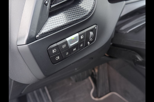 BMW 1-serie 118i AUT-7 Sport Line Apple Carplay Android Navi 1/2 Leer Live cockpit pro Shadow-line Stoelverwarming Ecc Cruise Control Pdc Bu Lmv 17" Led DAB Regen-Lichtsensor Verkeersbord detectie Rijstrooksensor Dealeronderhouden