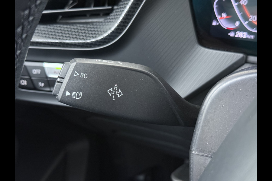 BMW 1-serie 118i AUT-7 Sport Line Apple Carplay Android Navi 1/2 Leer Live cockpit pro Shadow-line Stoelverwarming Ecc Cruise Control Pdc Bu Lmv 17" Led DAB Regen-Lichtsensor Verkeersbord detectie Rijstrooksensor Dealeronderhouden