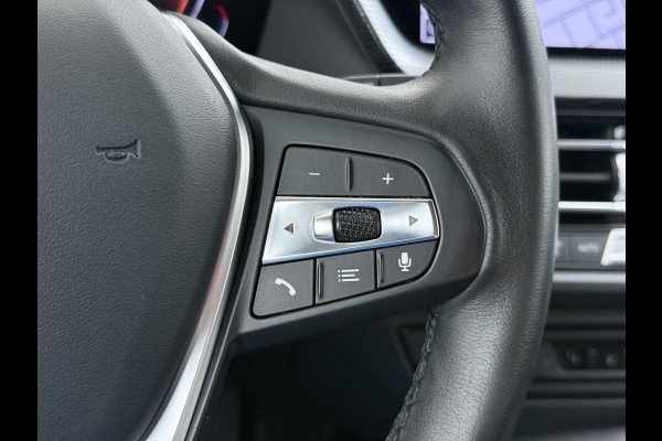 BMW 1-serie 118i AUT-7 Sport Line Apple Carplay Android Navi 1/2 Leer Live cockpit pro Shadow-line Stoelverwarming Ecc Cruise Control Pdc Bu Lmv 17" Led DAB Regen-Lichtsensor Verkeersbord detectie Rijstrooksensor Dealeronderhouden