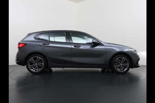 BMW 1-serie 118i AUT-7 Sport Line Apple Carplay Android Navi 1/2 Leer Live cockpit pro Shadow-line Stoelverwarming Ecc Cruise Control Pdc Bu Lmv 17" Led DAB Regen-Lichtsensor Verkeersbord detectie Rijstrooksensor Dealeronderhouden
