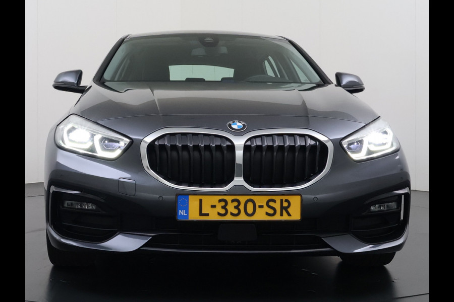 BMW 1-serie 118i AUT-7 Sport Line Apple Carplay Android Navi 1/2 Leer Live cockpit pro Shadow-line Stoelverwarming Ecc Cruise Control Pdc Bu Lmv 17" Led DAB Regen-Lichtsensor Verkeersbord detectie Rijstrooksensor Dealeronderhouden