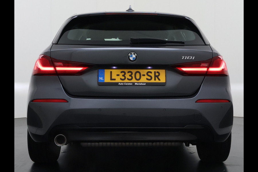 BMW 1-serie 118i AUT-7 Sport Line Apple Carplay Android Navi 1/2 Leer Live cockpit pro Shadow-line Stoelverwarming Ecc Cruise Control Pdc Bu Lmv 17" Led DAB Regen-Lichtsensor Verkeersbord detectie Rijstrooksensor Dealeronderhouden