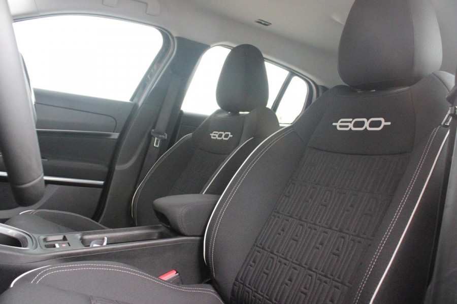 Fiat 600 1.2 Hybrid 110PK AUTOMAAT URBAN | STOEL/VOORRUIT VERWARMING | KEYLESS ENTRY/START | 17" LICHTEMATELN VELGEN | DRAADLOZE TELEFOONLADER | DRAADLOZE APPLE CARPLAY/ANDROID AUTO | NAVIGATIE | DAB+ RADIO | PARKEERSENSOREN VOOR + ACHTER | ACHTERUITRIJ CAMERA | CRUISE CONTROL | LED KOPLAMPEN |