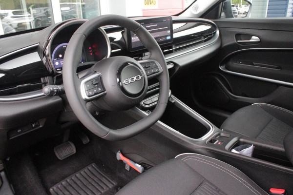 Fiat 600 1.2 Hybrid 110PK AUTOMAAT URBAN | STOEL/VOORRUIT VERWARMING | KEYLESS ENTRY/START | 17" LICHTEMATELN VELGEN | DRAADLOZE TELEFOONLADER | DRAADLOZE APPLE CARPLAY/ANDROID AUTO | NAVIGATIE | DAB+ RADIO | PARKEERSENSOREN VOOR + ACHTER | ACHTERUITRIJ CAMERA | CRUISE CONTROL | LED KOPLAMPEN |