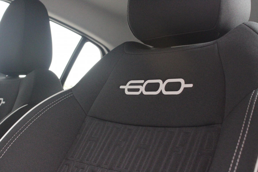 Fiat 600 1.2 Hybrid 110PK AUTOMAAT URBAN | STOEL/VOORRUIT VERWARMING | KEYLESS ENTRY/START | 17" LICHTEMATELN VELGEN | DRAADLOZE TELEFOONLADER | DRAADLOZE APPLE CARPLAY/ANDROID AUTO | NAVIGATIE | DAB+ RADIO | PARKEERSENSOREN VOOR + ACHTER | ACHTERUITRIJ CAMERA | CRUISE CONTROL | LED KOPLAMPEN |