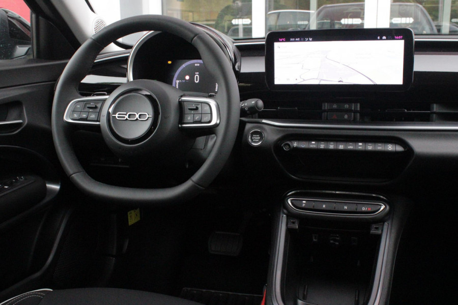 Fiat 600 1.2 Hybrid 110PK AUTOMAAT URBAN | STOEL/VOORRUIT VERWARMING | KEYLESS ENTRY/START | 17" LICHTEMATELN VELGEN | DRAADLOZE TELEFOONLADER | DRAADLOZE APPLE CARPLAY/ANDROID AUTO | NAVIGATIE | DAB+ RADIO | PARKEERSENSOREN VOOR + ACHTER | ACHTERUITRIJ CAMERA | CRUISE CONTROL | LED KOPLAMPEN |