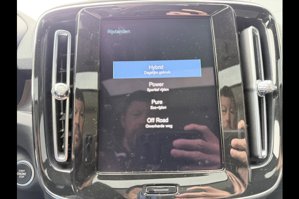 Volvo XC40 1.5 T4 Plug-in hybrid Ultimate Dark (Elektrisch Schuifdak - Trekhaak - Harman/Kardon - Leder incl verwarming/geheugen - Elektris