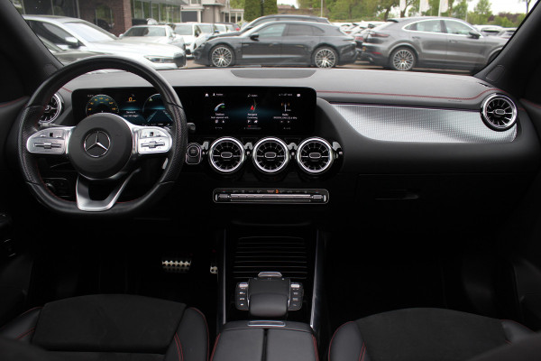 Mercedes-Benz EQA 250 Business Solution AMG 67 kWh / SoH 94,5% / Panoramadak / Camera / CarPlay / 18'' / Stoelverwarming / Dodehoek / DAB / Cruise Control
