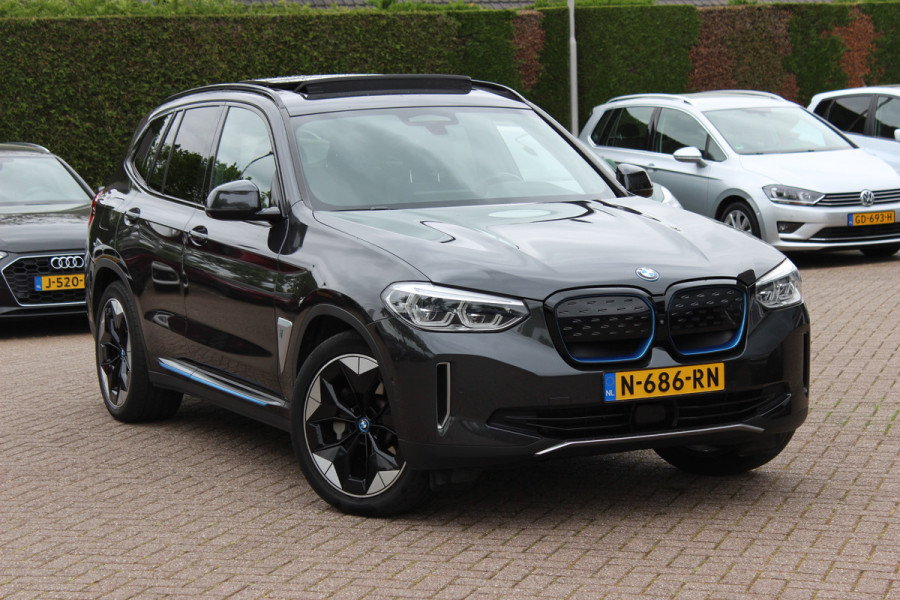 BMW iX3 High Executive 80 kWh / SoH 94,9% / Trekhaak / Panoramadak / 360Camera / Head-up / 20'' / Leder / Harman Kardon / Navigatie / Memory seats / Dodehoek / DAB / Stoelverwarming / Cruise Control Adaptief