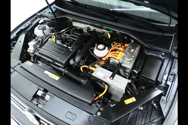 Volkswagen Passat Variant 1.4 TSI PHEV GTE | Massage | Adaptive Cruise | Camera | Stoelverwarming | PDC | DAB | Carplay