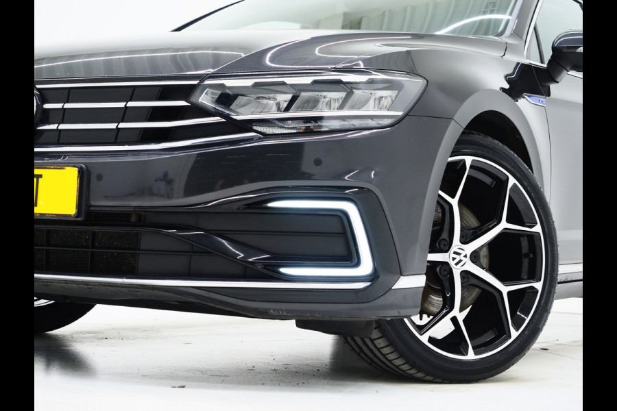 Volkswagen Passat Variant 1.4 TSI PHEV GTE | Massage | Adaptive Cruise | Camera | Stoelverwarming | PDC | DAB | Carplay