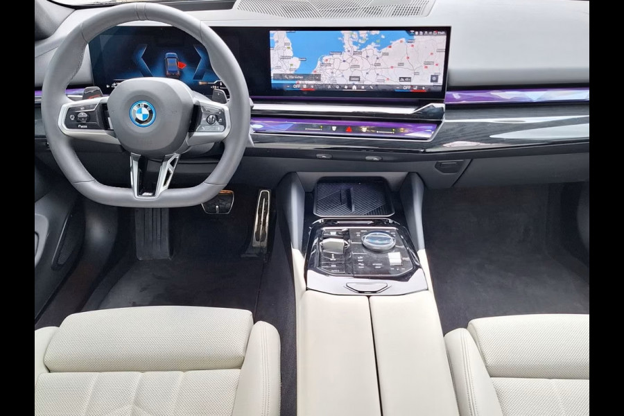 BMW 5 Serie 550e xDrive M-SPORT Pro ** PANO, IVORY LEDER, STOELVENT, B&W Sound, 21-inch LMV ** Ex. BMW AG - 26k onder NP ** ** INFORMEER OOK NAAR ONZE AANTREKKELIJKE FINANCIAL-LEASE TARIEVEN **