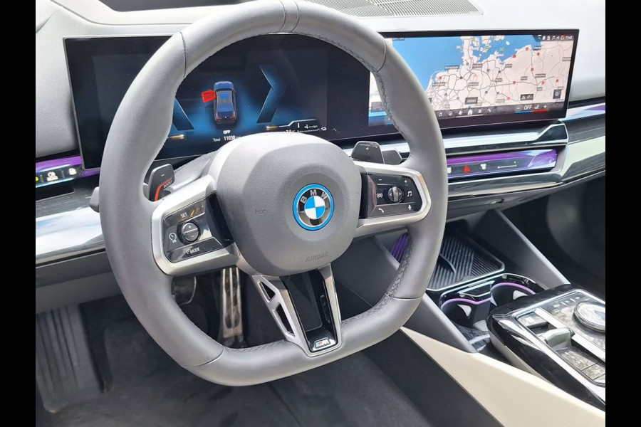 BMW 5 Serie 550e xDrive M-SPORT Pro ** PANO, IVORY LEDER, STOELVENT, B&W Sound, 21-inch LMV ** Ex. BMW AG - 26k onder NP ** ** INFORMEER OOK NAAR ONZE AANTREKKELIJKE FINANCIAL-LEASE TARIEVEN **