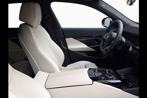 BMW 5 Serie 550e xDrive M-SPORT Pro ** PANO, IVORY LEDER, STOELVENT, B&W Sound, 21-inch LMV ** Ex. BMW AG - 26k onder NP ** ** INFORMEER OOK NAAR ONZE AANTREKKELIJKE FINANCIAL-LEASE TARIEVEN **