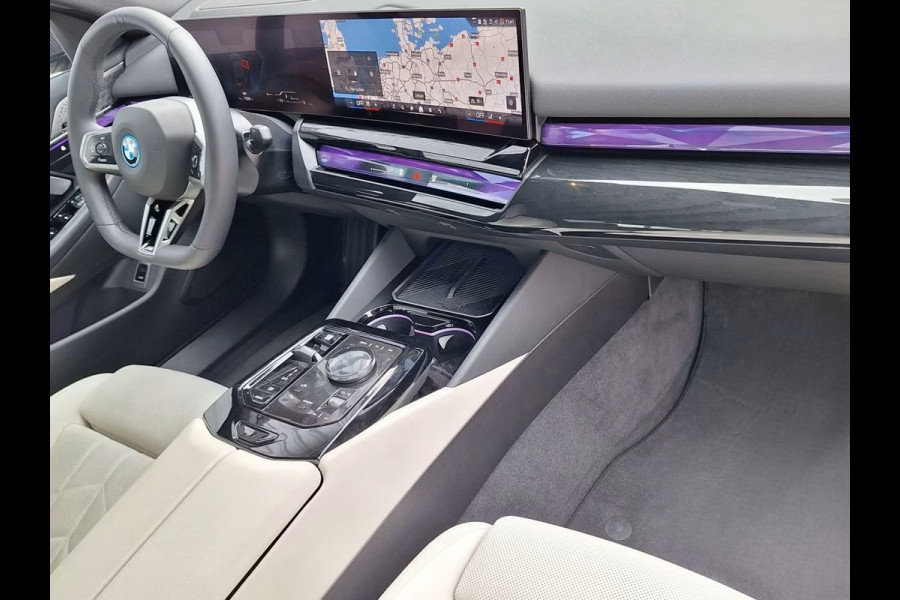 BMW 5 Serie 550e xDrive M-SPORT Pro ** PANO, IVORY LEDER, STOELVENT, B&W Sound, 21-inch LMV ** Ex. BMW AG - 26k onder NP ** ** INFORMEER OOK NAAR ONZE AANTREKKELIJKE FINANCIAL-LEASE TARIEVEN **