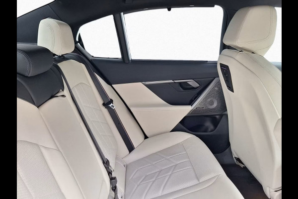 BMW 5 Serie 550e xDrive M-SPORT Pro ** PANO, IVORY LEDER, STOELVENT, B&W Sound, 21-inch LMV ** Ex. BMW AG - 26k onder NP ** ** INFORMEER OOK NAAR ONZE AANTREKKELIJKE FINANCIAL-LEASE TARIEVEN **