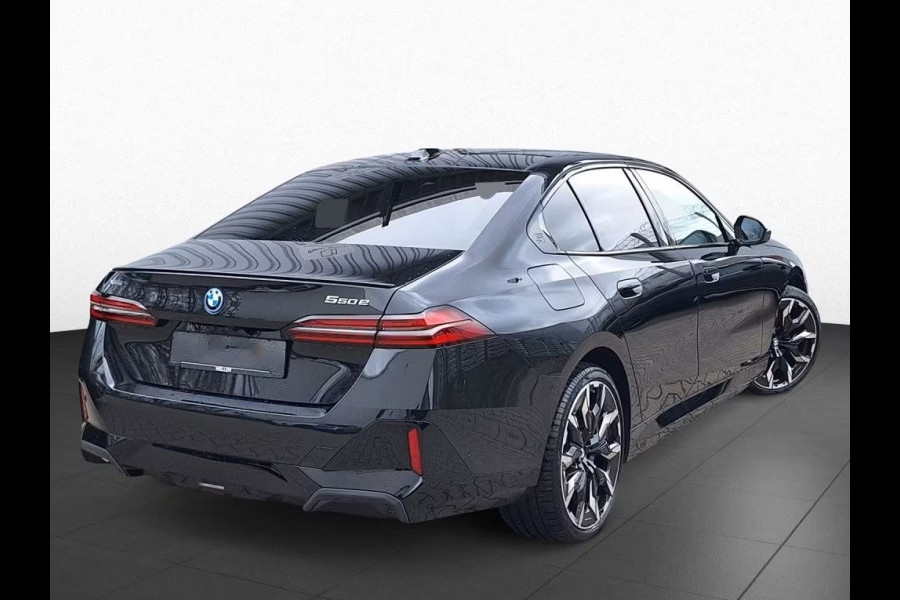 BMW 5 Serie 550e xDrive M-SPORT Pro ** PANO, IVORY LEDER, STOELVENT, B&W Sound, 21-inch LMV ** Ex. BMW AG - 26k onder NP ** ** INFORMEER OOK NAAR ONZE AANTREKKELIJKE FINANCIAL-LEASE TARIEVEN **
