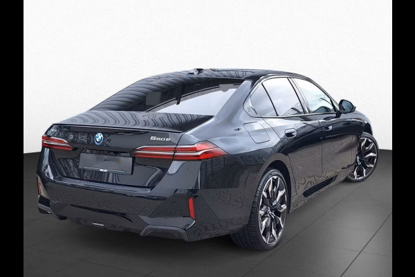 BMW 5 Serie 550e xDrive M-SPORT Pro ** PANO, IVORY LEDER, STOELVENT, B&W Sound, 21-inch LMV ** Ex. BMW AG - 26k onder NP ** ** INFORMEER OOK NAAR ONZE AANTREKKELIJKE FINANCIAL-LEASE TARIEVEN **