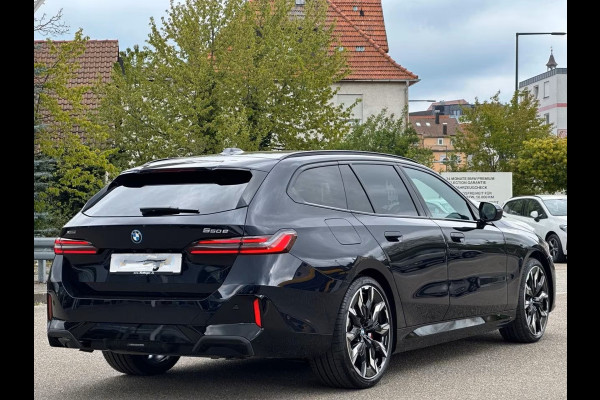 BMW 5 Serie Touring 550e xDrive M-SPORT Pro ** PANO, IVORY LEDER, ACTIVE LENKUNG, 21-inch LMV, TREKH ** 1e EIG - UNGALLFREI - Ex. BMW ** ** INFORMEER OOK NAAR ONZE AANTREKKELIJKE FINANCIAL-LEASE TARIEVEN **
