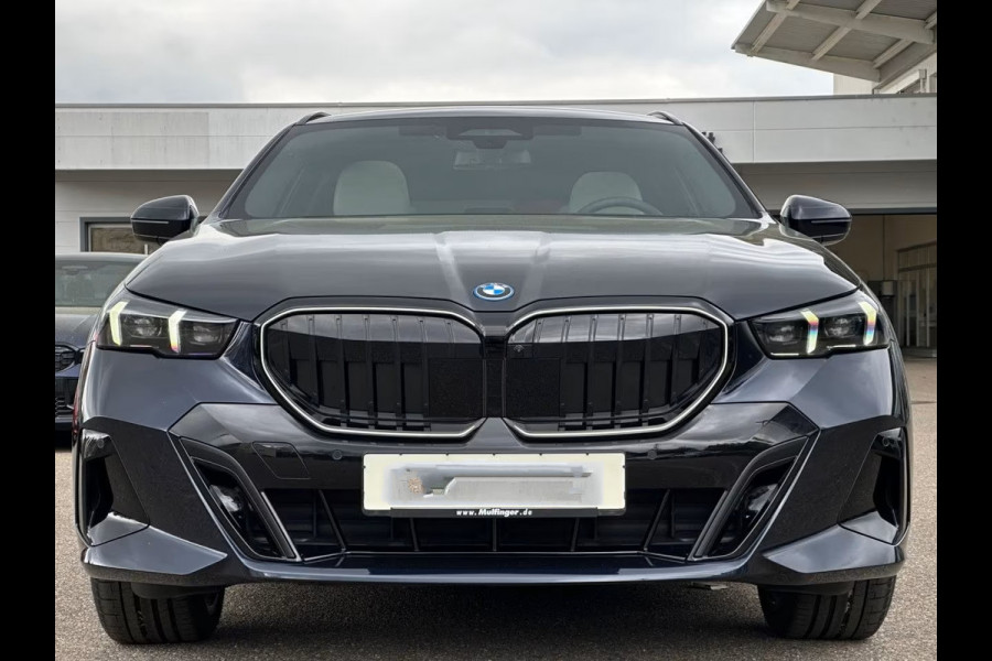 BMW 5 Serie Touring 550e xDrive M-SPORT Pro ** PANO, IVORY LEDER, ACTIVE LENKUNG, 21-inch LMV, TREKH ** 1e EIG - UNGALLFREI - Ex. BMW ** ** INFORMEER OOK NAAR ONZE AANTREKKELIJKE FINANCIAL-LEASE TARIEVEN **