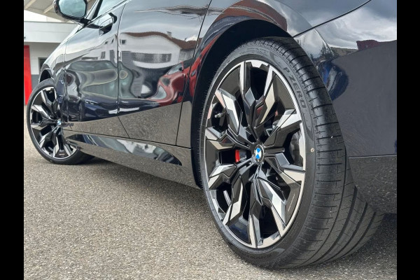 BMW 5 Serie Touring 550e xDrive M-SPORT Pro ** PANO, IVORY LEDER, ACTIVE LENKUNG, 21-inch LMV, TREKH ** 1e EIG - UNGALLFREI - Ex. BMW ** ** INFORMEER OOK NAAR ONZE AANTREKKELIJKE FINANCIAL-LEASE TARIEVEN **