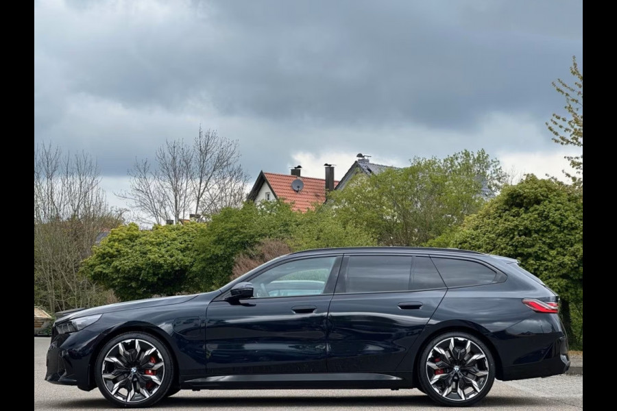 BMW 5 Serie Touring 550e xDrive M-SPORT Pro ** PANO, IVORY LEDER, ACTIVE LENKUNG, 21-inch LMV, TREKH ** 1e EIG - UNGALLFREI - Ex. BMW ** ** INFORMEER OOK NAAR ONZE AANTREKKELIJKE FINANCIAL-LEASE TARIEVEN **