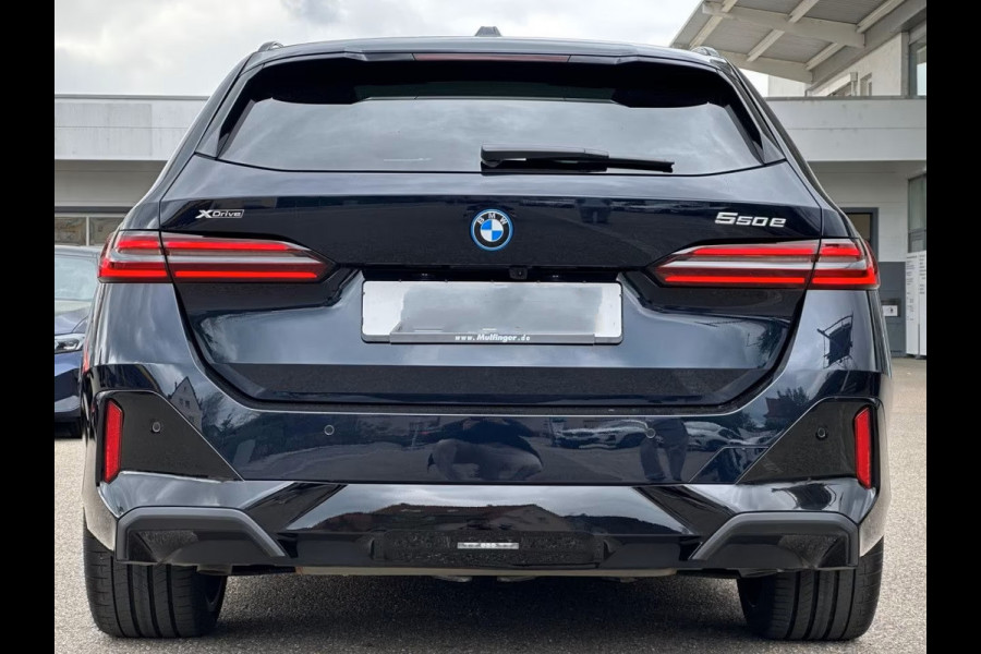 BMW 5 Serie Touring 550e xDrive M-SPORT Pro ** PANO, IVORY LEDER, ACTIVE LENKUNG, 21-inch LMV, TREKH ** 1e EIG - UNGALLFREI - Ex. BMW ** ** INFORMEER OOK NAAR ONZE AANTREKKELIJKE FINANCIAL-LEASE TARIEVEN **