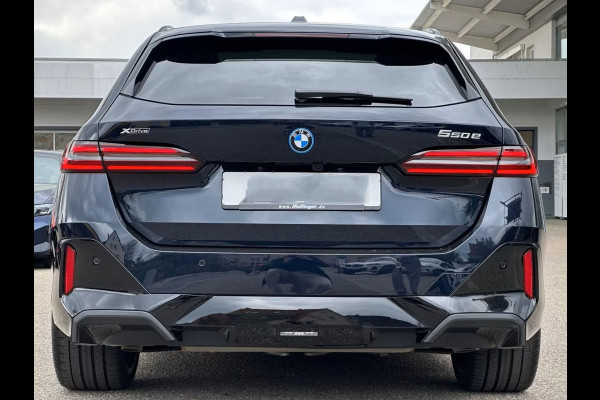 BMW 5 Serie Touring 550e xDrive M-SPORT Pro ** PANO, IVORY LEDER, ACTIVE LENKUNG, 21-inch LMV, TREKH ** 1e EIG - UNGALLFREI - Ex. BMW ** ** INFORMEER OOK NAAR ONZE AANTREKKELIJKE FINANCIAL-LEASE TARIEVEN **