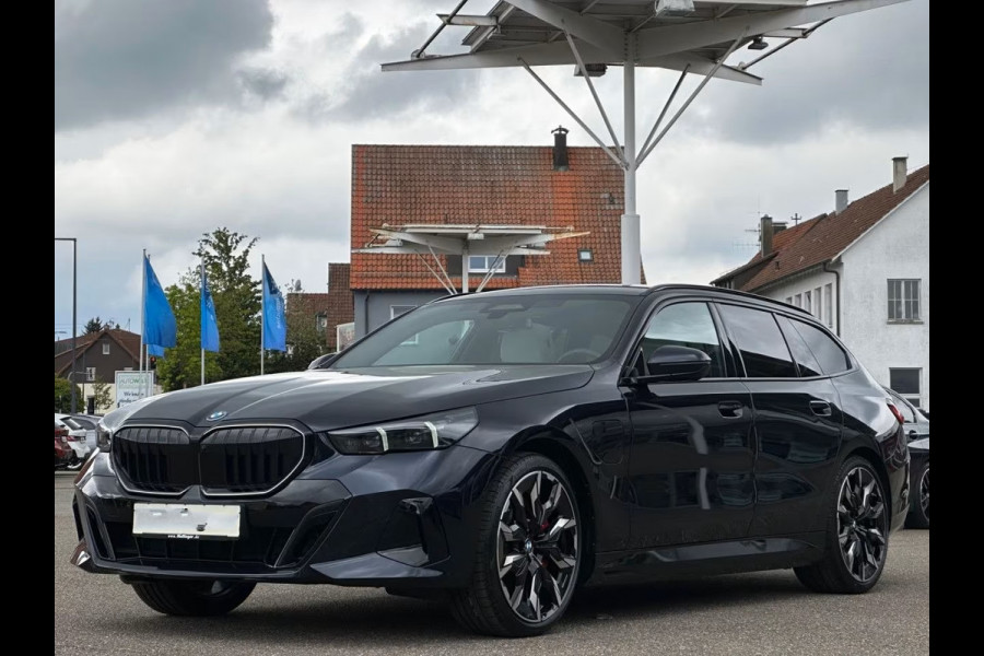 BMW 5 Serie Touring 550e xDrive M-SPORT Pro ** PANO, IVORY LEDER, ACTIVE LENKUNG, 21-inch LMV, TREKH ** 1e EIG - UNGALLFREI - Ex. BMW ** ** INFORMEER OOK NAAR ONZE AANTREKKELIJKE FINANCIAL-LEASE TARIEVEN **
