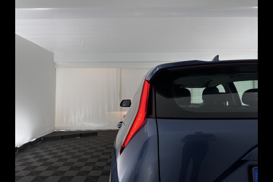 Kia Niro 1.6 GDi Hybrid ComfortLine (INCL-BTW) Aut. *ADAPTIVE-CRUISE | DIGI-COCKPIT | CARPLAY | CAMERA | COMFORTSEATS | DAB | ECC | PDC | CRUISE | TOWBAR | 16''ALU*