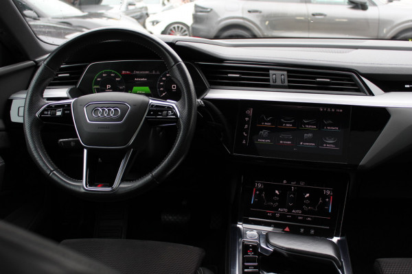 Audi e-tron 55 quattro S edition 95 kWh / SoH 96,4% / 50.665 km! / Trekhaak / Camera / Keyless / B&O /  21'' / Luchtvering / CarPlay / Stoelverwarming / DAB / ACC