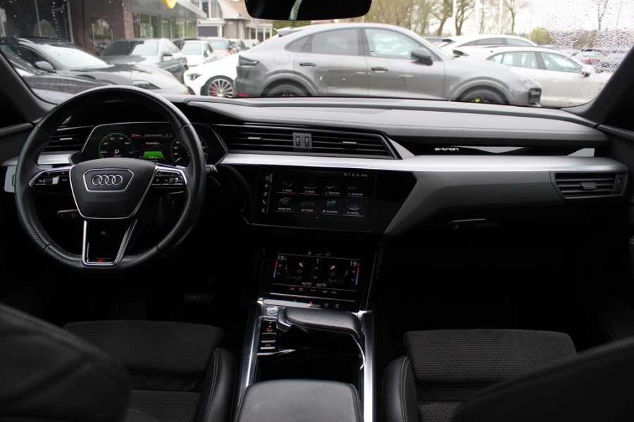 Audi e-tron 55 quattro S edition 95 kWh / SoH 96,4% / 50.665 km! / Trekhaak / Camera / Keyless / B&O /  21'' / Luchtvering / CarPlay / Stoelverwarming / DAB / ACC