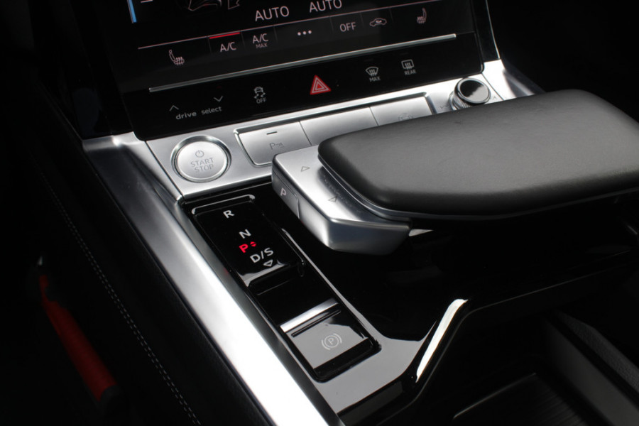 Audi e-tron 55 quattro S edition 95 kWh / SoH 96,4% / 50.665 km! / Trekhaak / Camera / Keyless / B&O /  21'' / Luchtvering / CarPlay / Stoelverwarming / DAB / ACC