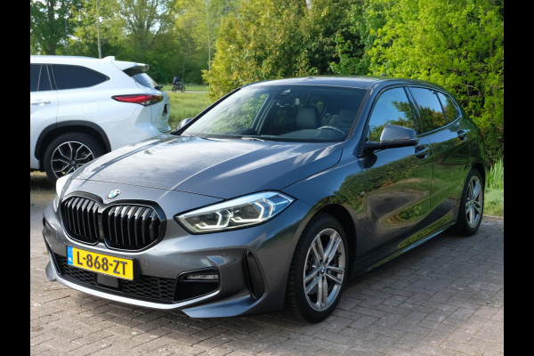 BMW 1-serie 118i Business Edition Plus 136pk Automaat | M -Sport | Navi | Stoelverwarming | PDC |