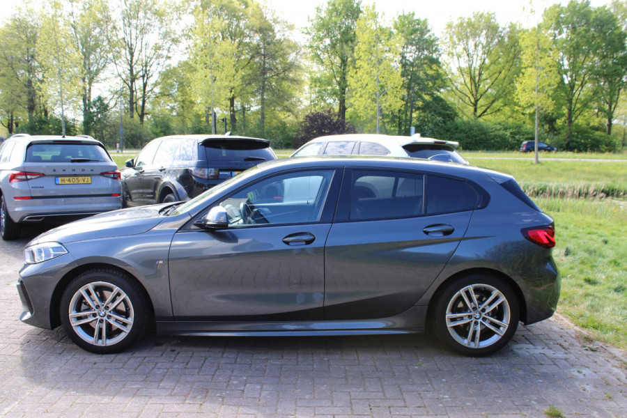 BMW 1-serie 118i Business Edition Plus 136pk Automaat | M -Sport | Navi | Stoelverwarming | PDC |